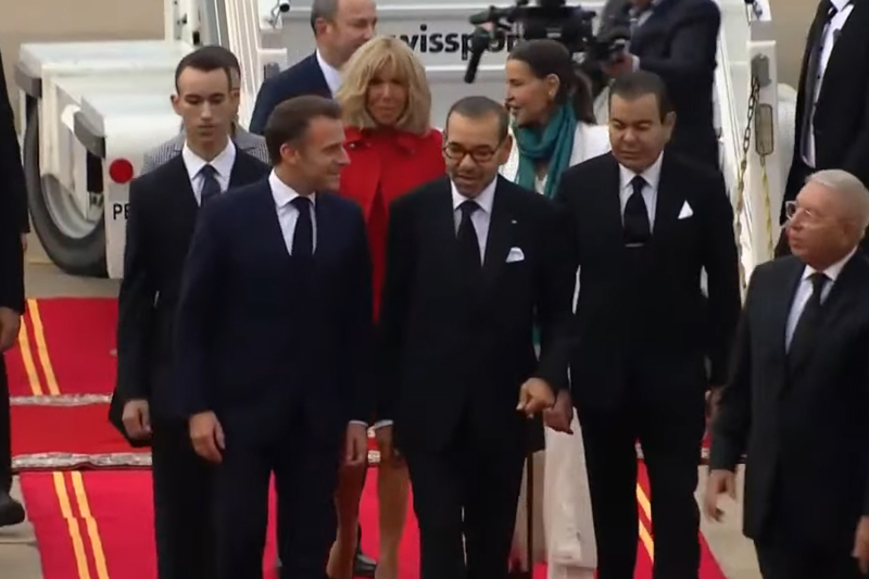 Visite de Macron: Pourquoi le Roi apparaît avec une canne orthopédique?