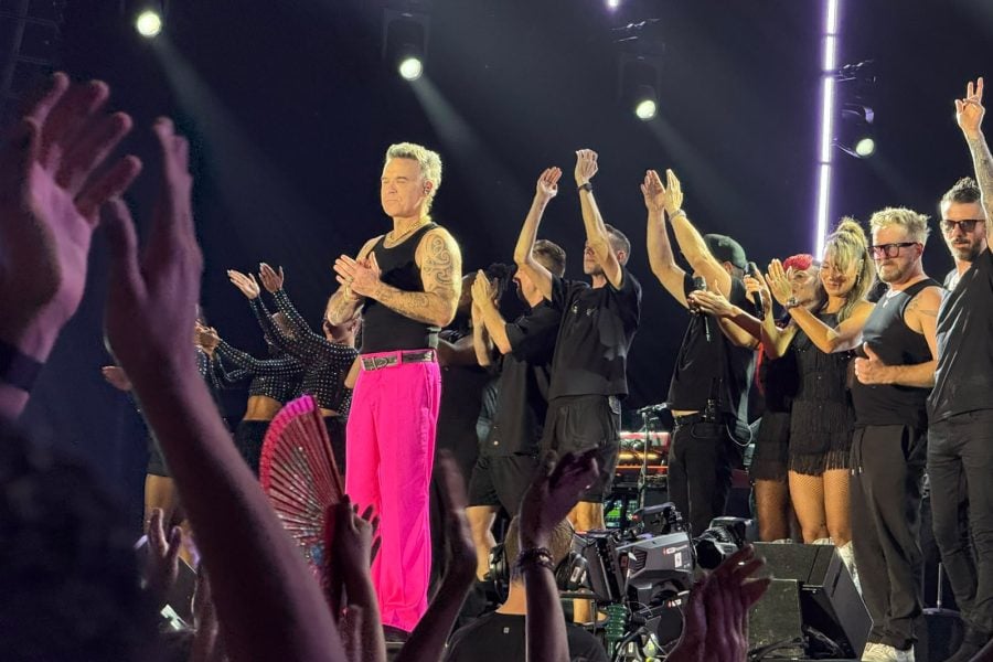 Robbie Williams Turns Jazzablanca into a Giant Party, Deluxe Sets the Tone with Explosive Concert
