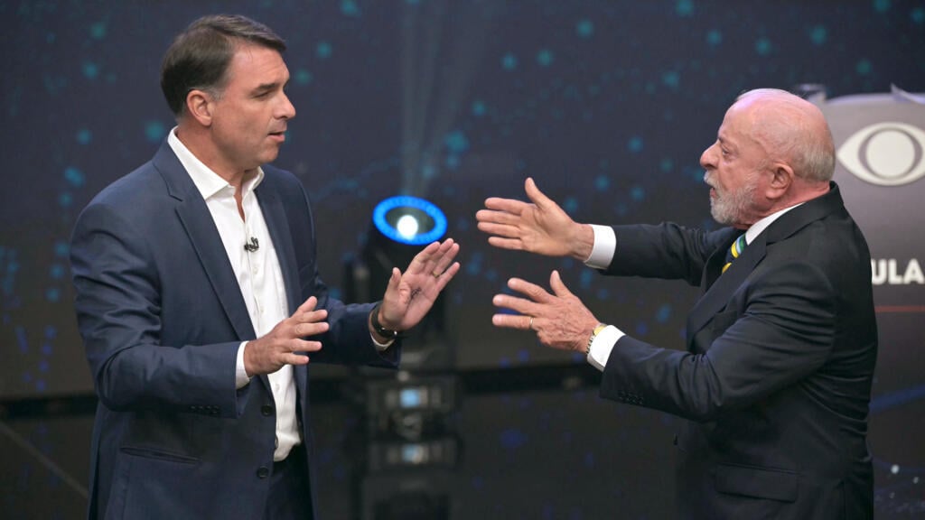 Brésil: Lula et Flavio Bolsonaro mobilisent leurs troupes à la veille d'un second tour serré